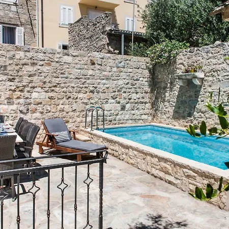Vila Old Stone In Historic Center With Heated Pool Makarská