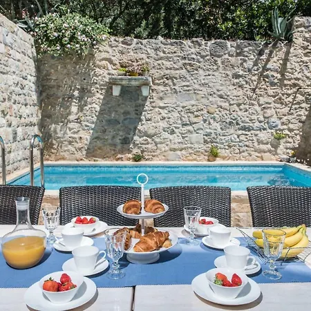 Vila Old Stone In Historic Center With Heated Pool Makarská
